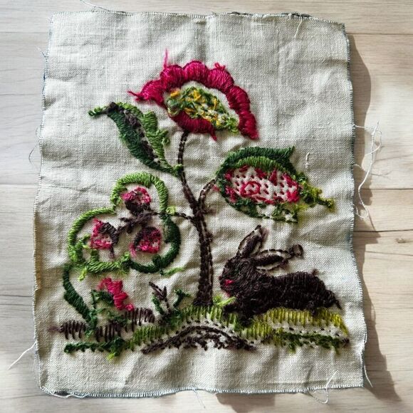 Vintage Crewel Embroidery On Linen Flower Bunny Rabbit - Picture 2 of 6